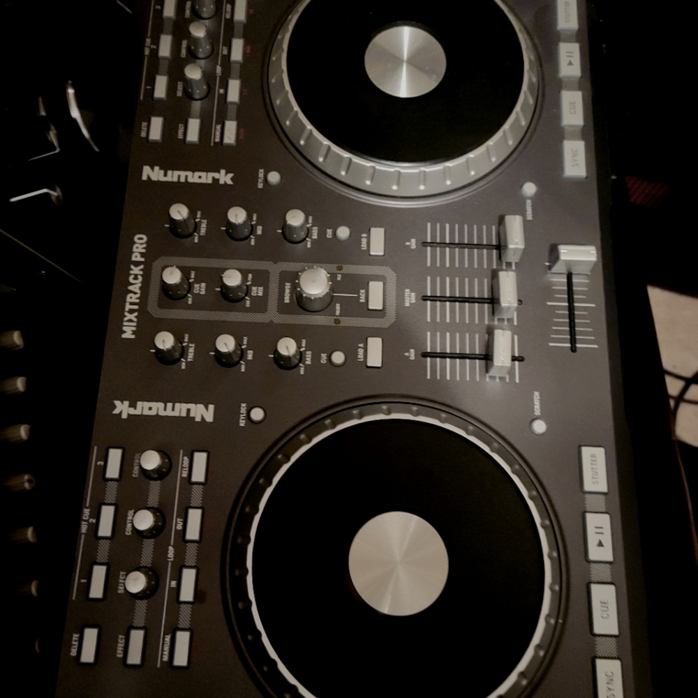 DJ mixer